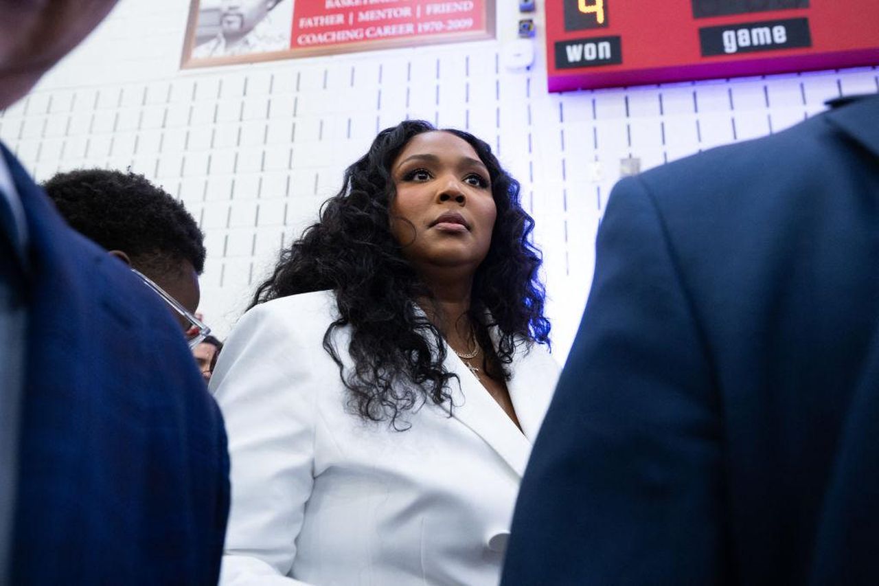Il_Ritorno_di_Lizzo_con_Love_In_Real_Life_b9aiKKknzk - Confidenze24 Source: SAUL LOEB / Getty - - Lizzo partecipa a un rally di Kamala Harris