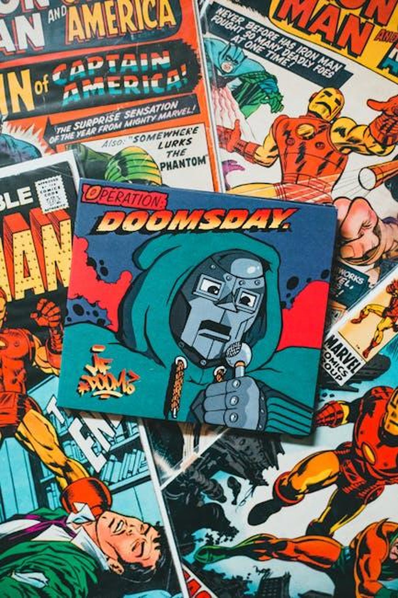 Il_Ruolo_di_Jason_in_Lanterns_ZI7KJxqJZT - Confidenze24 Source: Erik Mclean - pexels - Collection of colorful vintage comic book covers showcasing famous heroes and villains.