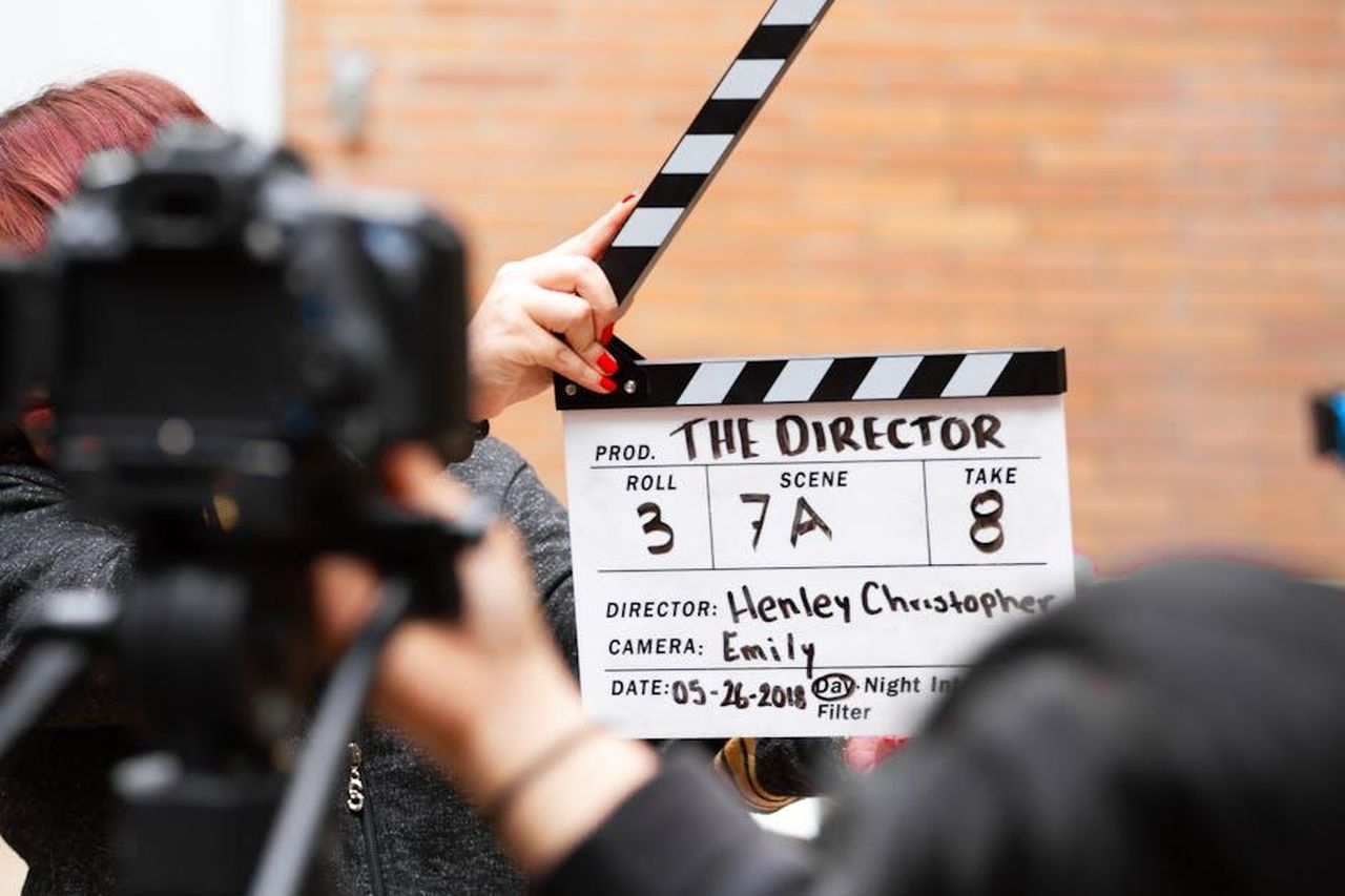 Il_Ruolo_di_Viola_Davis_in_G20_QBCAAApGwv - Confidenze24 Source: Martin Lopez - pexels - Close-up of film clapperboard in action with camera filming a take on set.