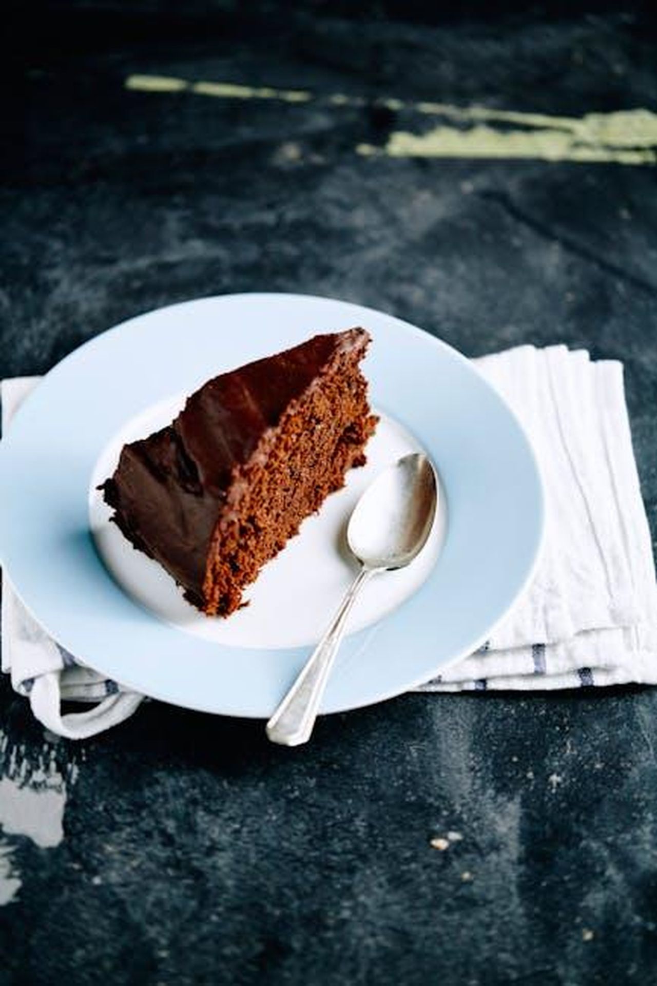 Il_Ruolo_di_Whoopi_agli_Oscar_e_il_Riconoscimento_a_Demi_Moore_PqPso49Wld - Confidenze24 Source: Electra Studio - pexels - Slice of frosted chocolate cake on a plate