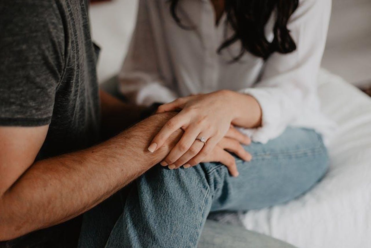 Il_Supporto_Incondizionato_di_David_Furnish_uJSNY8grMu - Confidenze24 Source: Emma Bauso - pexels - A tender moment of a couple holding hands, symbolizing love and connection.