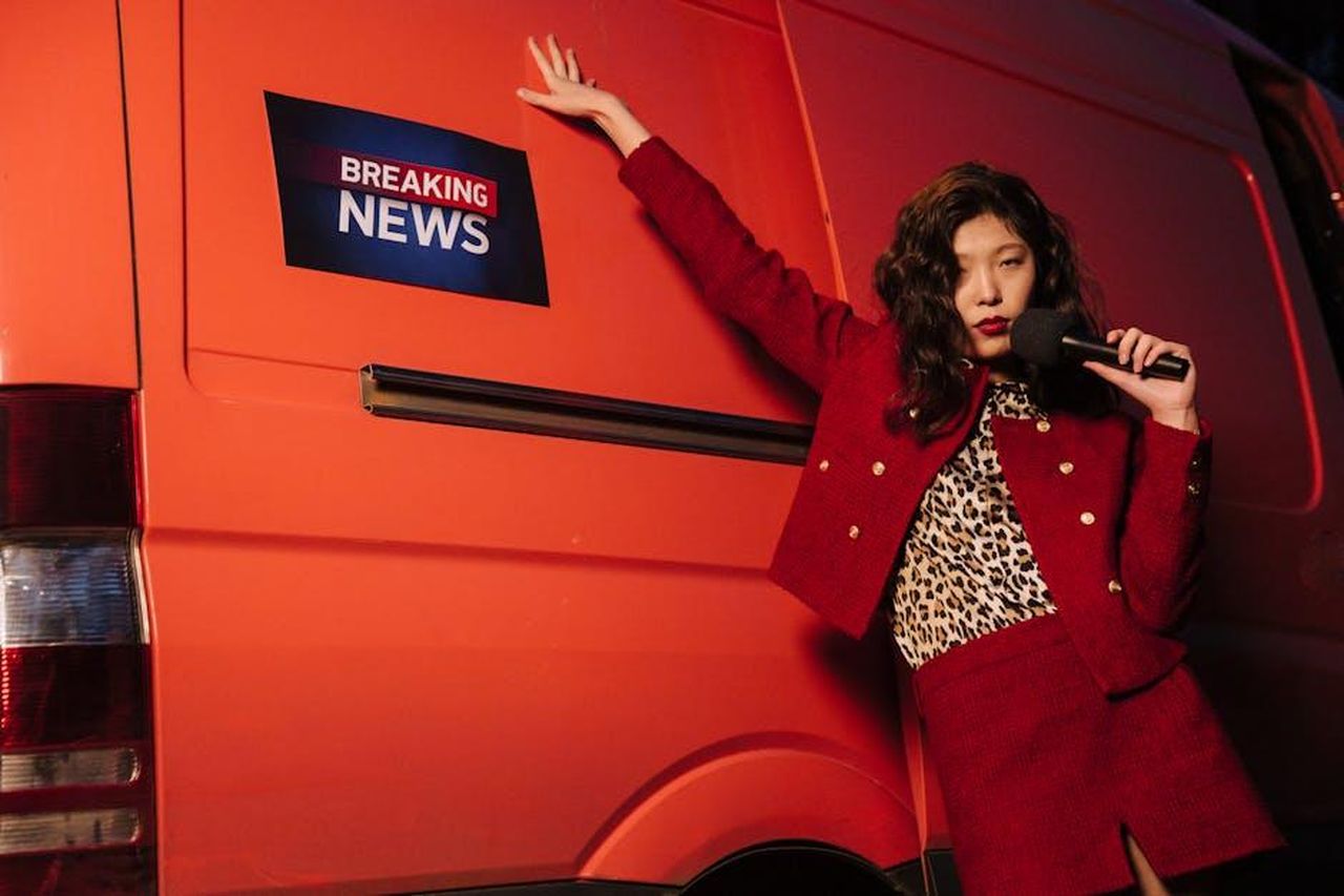 Il_Supporto_dei_Fan_per_Willie_Geist_uAD91OvNvb - Confidenze24 Source: cottonbro studio - pexels - Fashionable reporter with microphone posing dramatically next to a news van.