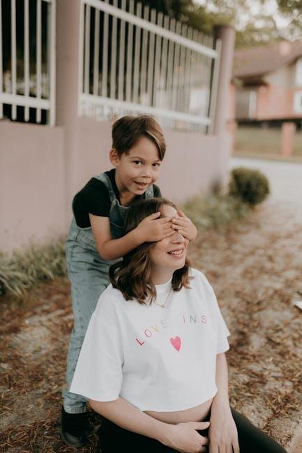 Il_Supporto_dei_Fratelli_di_Mila_WSXUm2reEJ - Confidenze24 Source: Alexander Mass - pexels - A playful moment with a child covering an adult's eyes, outdoors