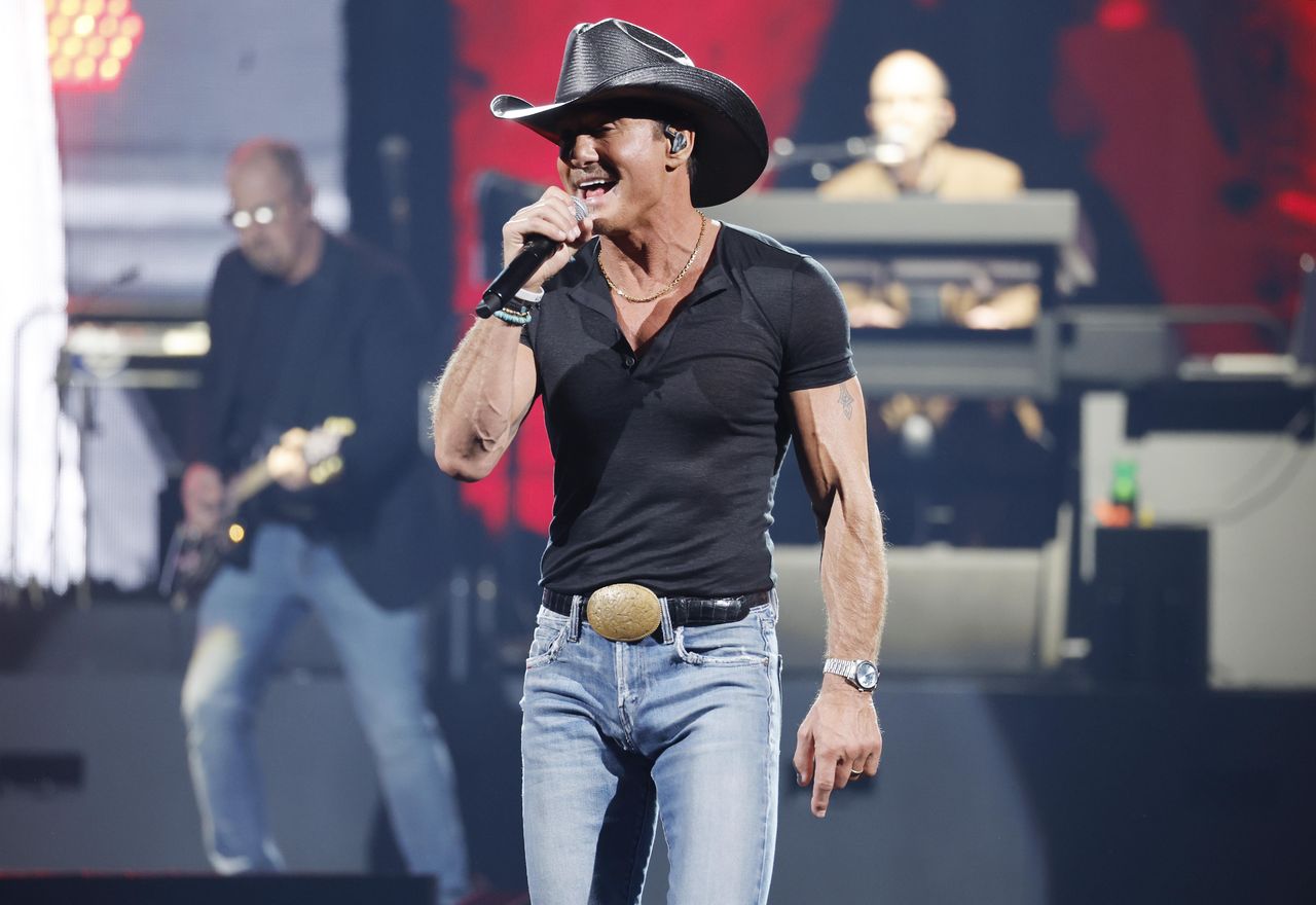 Il_Supporto_della_Comunit_Musicale_Qjx16j0jTA - Confidenze24 Source: Jason Kempin/Getty Images for ABA - - Tim McGraw riceve supporto da amici