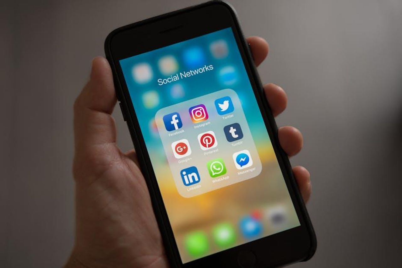 Il_TikTok_che_ha_complicato_le_cose_6NSIRuBO7v - Confidenze24 Source: Tracy Le Blanc - pexels - A smartphone displaying various social media icons held in a hand, showcasing modern communication apps.