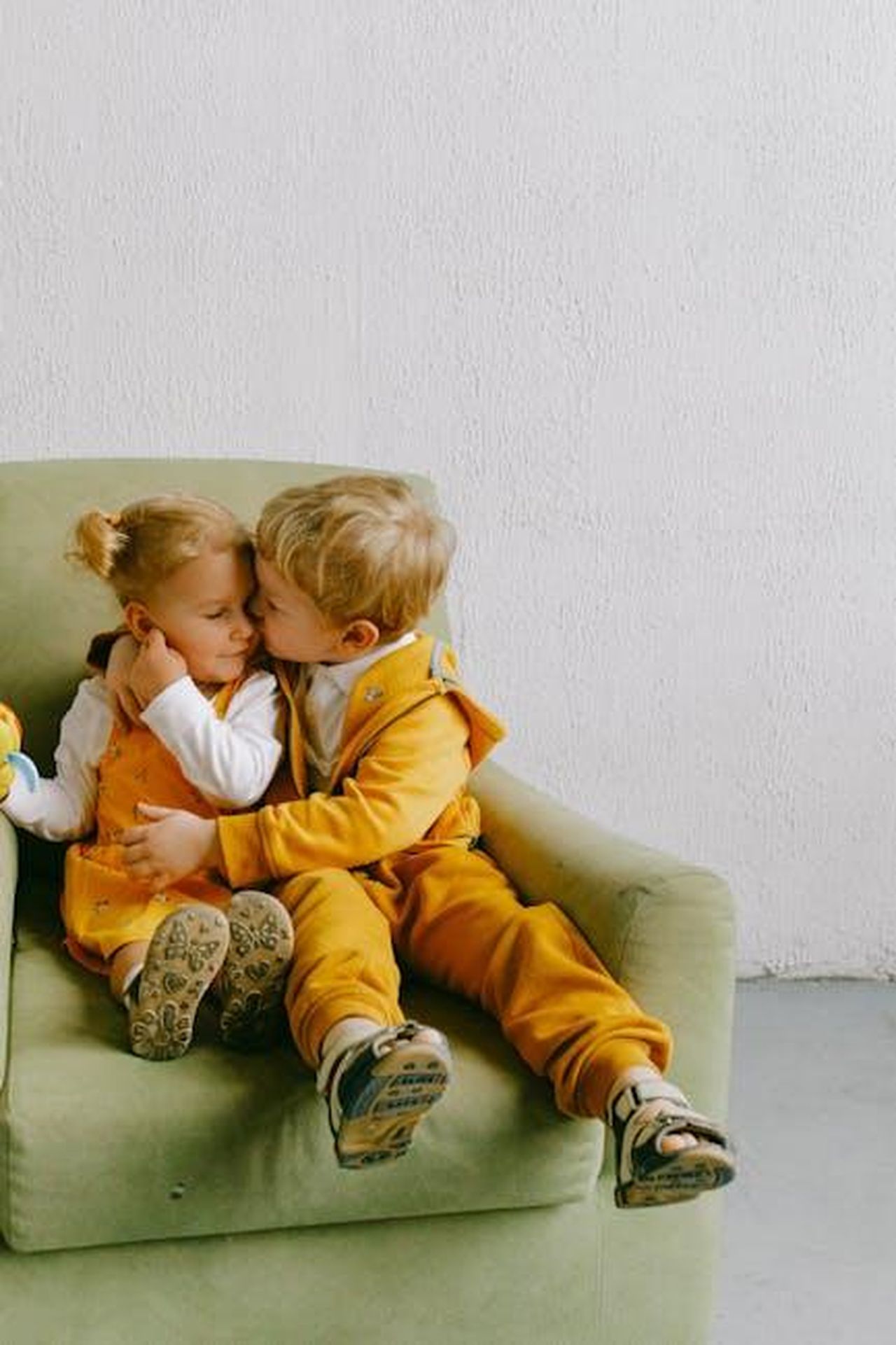 Il_bacio_ubriaco_di_Danny_e_Maura__stato_totalmente_innocente_XmUokVn99j - Confidenze24 Source: Anna Shvets - pexels - Little brother and sister in casual wear sitting in cozy armchair together and hugging in living room