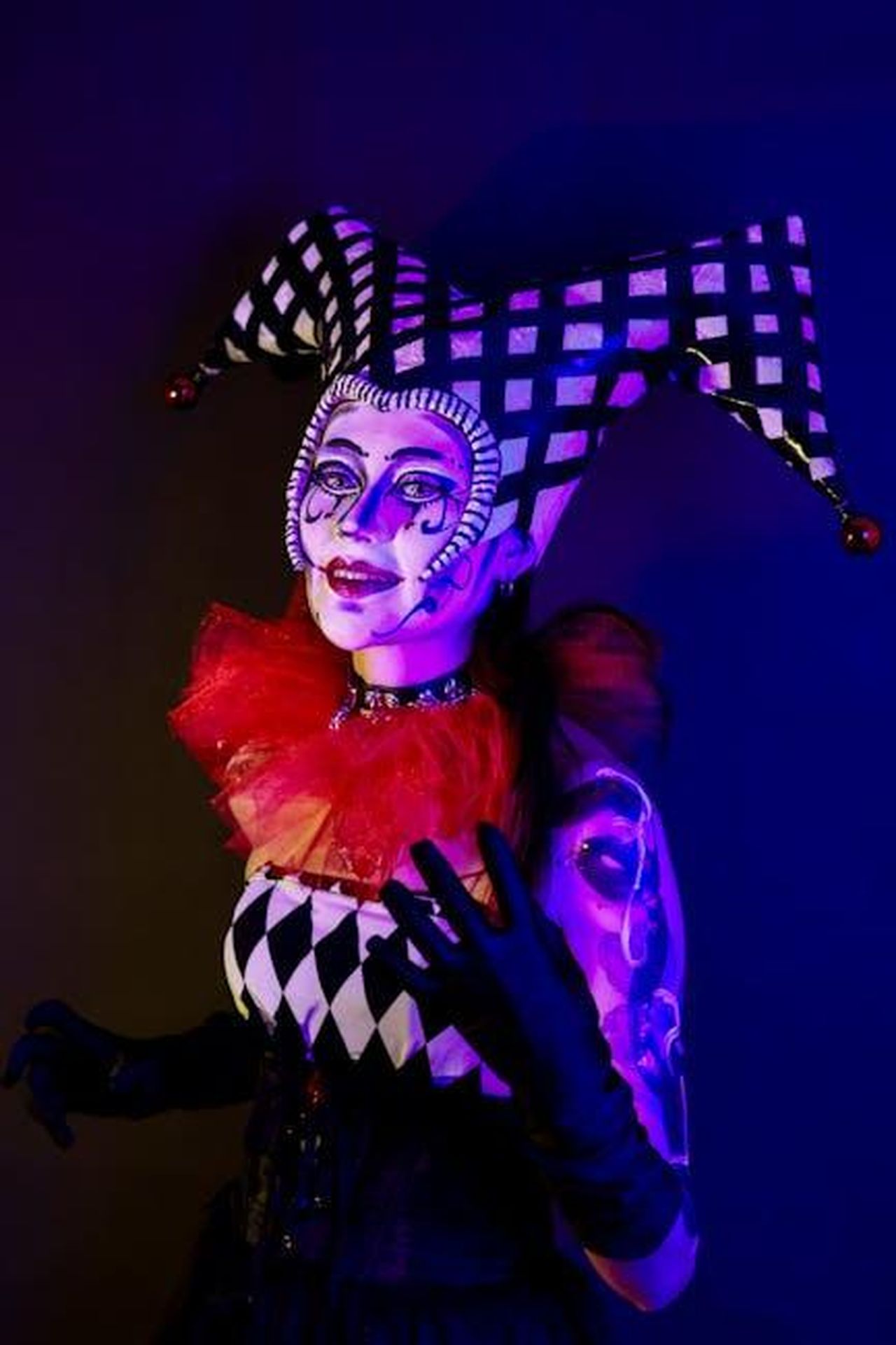 Il_ballo_spooky_di_Grace_e_Robert_Z6t1RDcc0r - Confidenze24 Source: Oswaldo López - pexels - Colorful jester in artistic makeup, illuminated by vivid lighting.