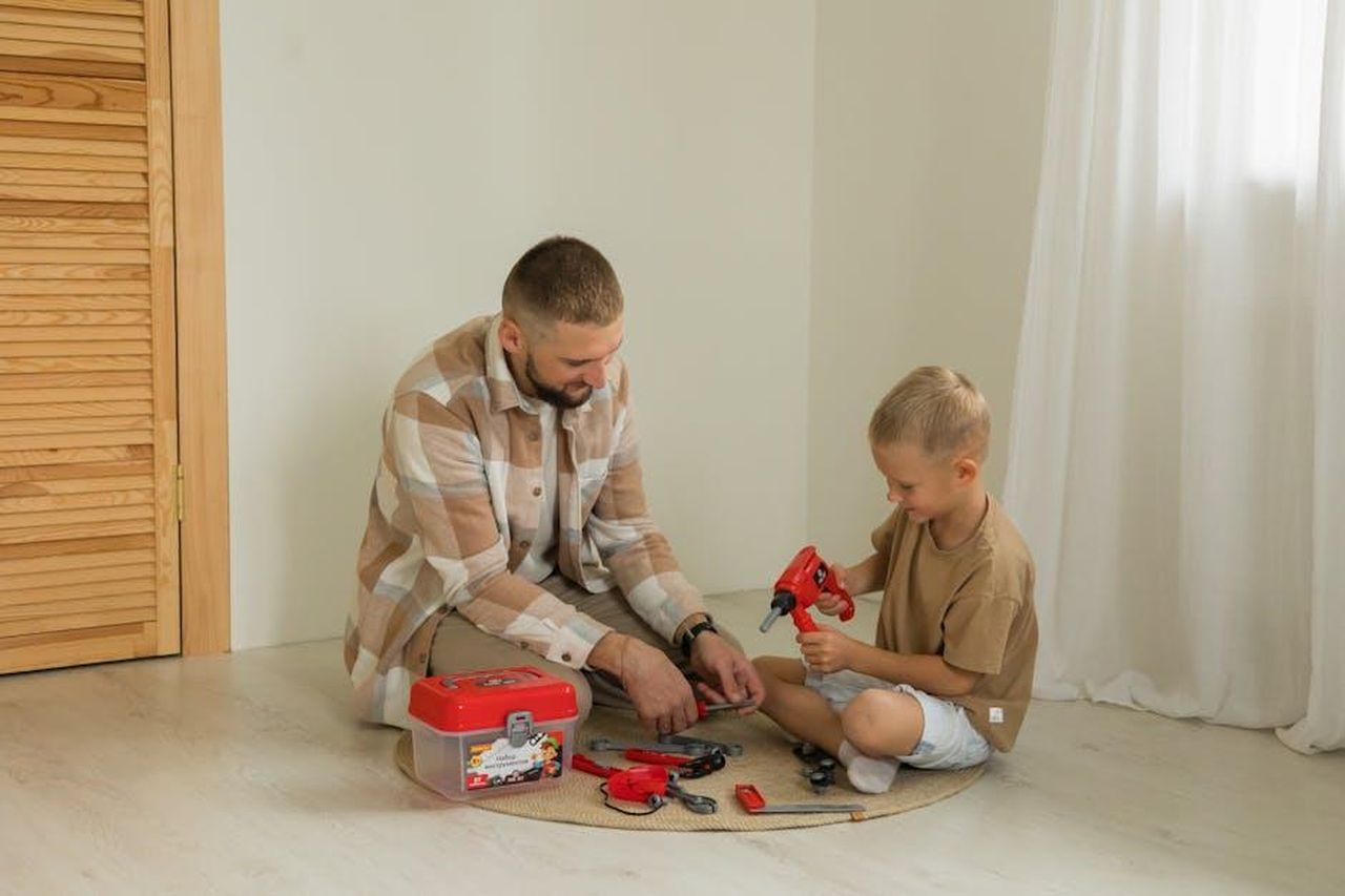 Il_cambiamento_di_Nick_Jonas_dopo_essere_diventato_padre_vsQ2K5Tqcl - Confidenze24 Source: Polesie Toys - pexels - A father and son enjoying quality time assembling a toy set on the floor indoors.