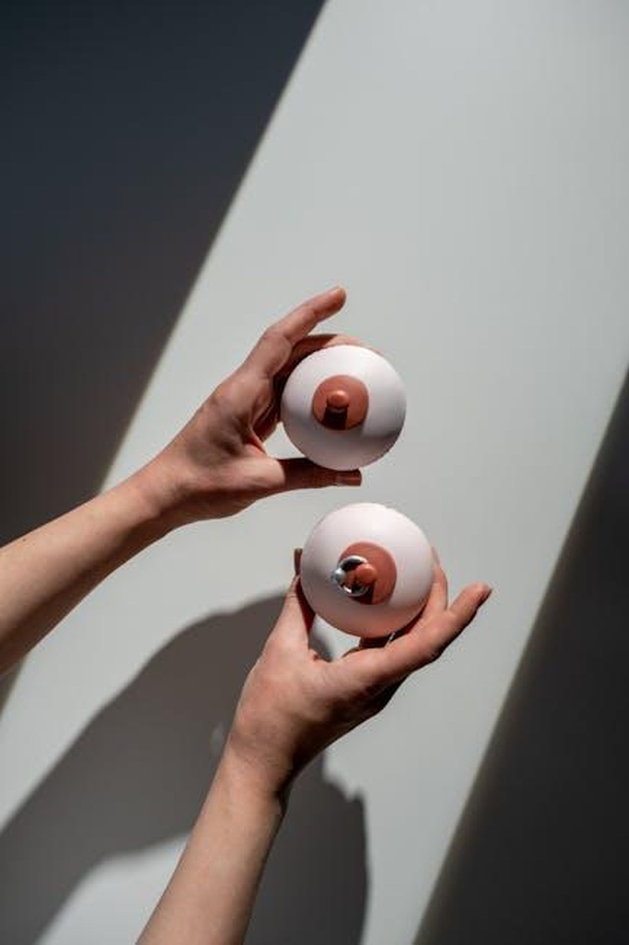 Il_cancro_di_Linda_ritorna_nel_2017_68UP9Dsin9 - Confidenze24 Source: cottonbro studio - pexels - Artistic cupcakes symbolizing breast cancer awareness held by hands, with creative lighting.
