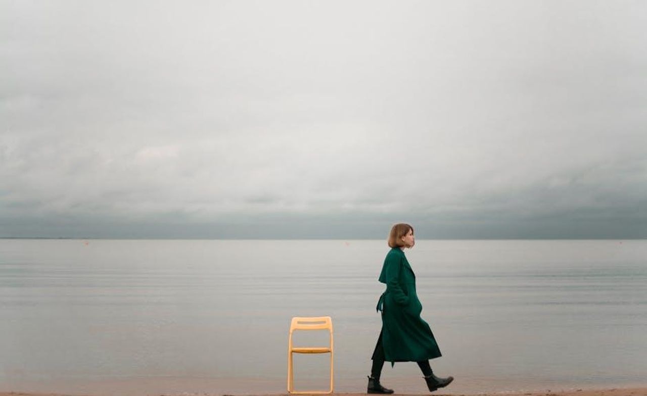 Il_cappotto_verde_di_McQueen_e_i_dettagli_della_parata_tKtX8hz5la - Confidenze24 Source: Polina Sirotina - pexels - A solitary woman walks by the ocean, capturing calm and introspective solitude.