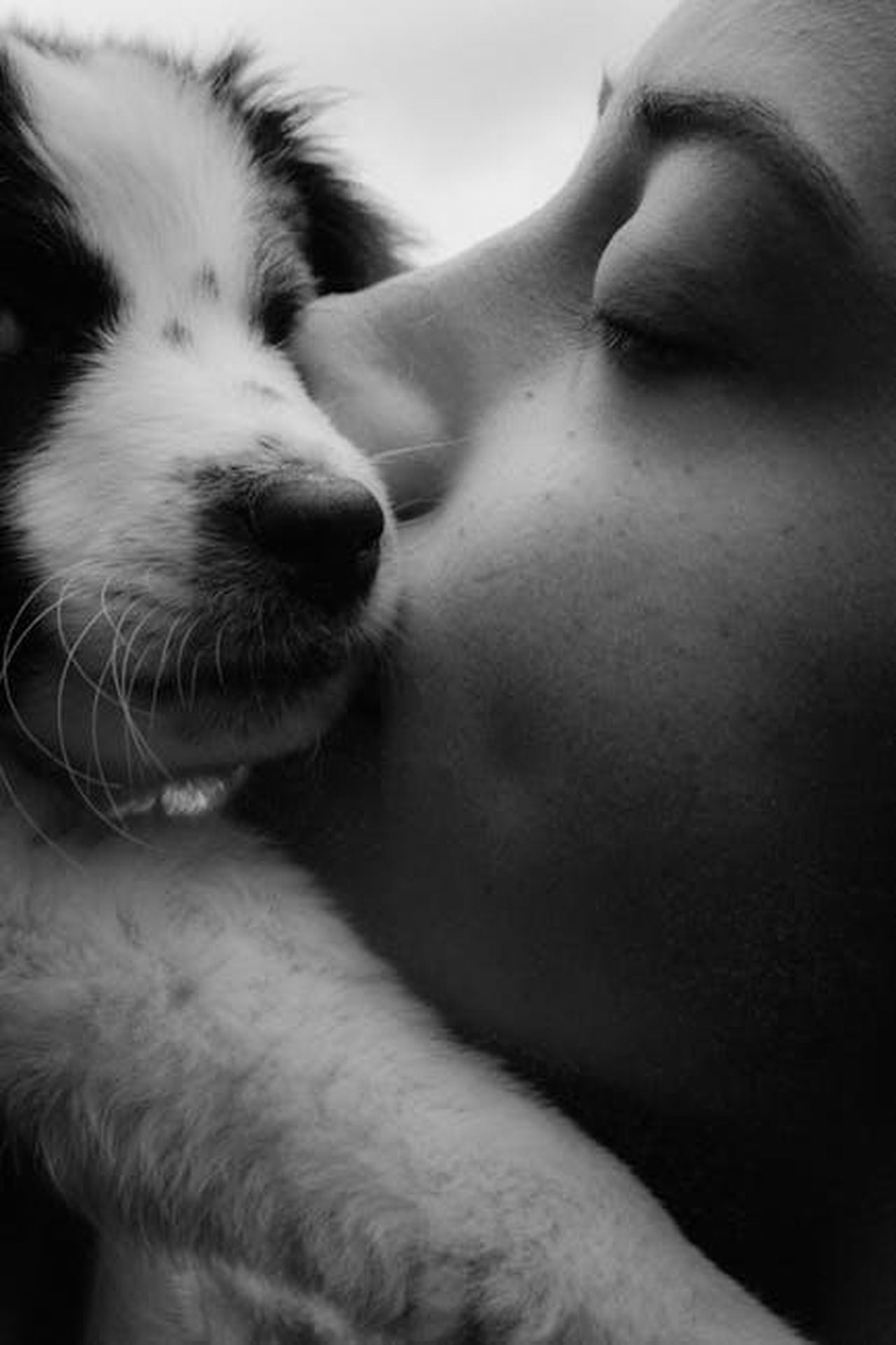 Il_caso_di_Natalia_Grace_RWdFNLcwJ2 - Confidenze24 Source: ATHENEA CODJAMBASSIS ROSSITTO - pexels - Close-up black and white photo of a woman affectionately kissing a puppy.