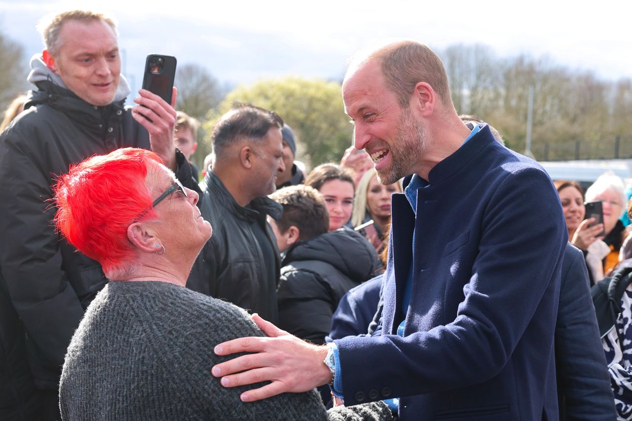 Il_commento_del_Principe_William_sulla_sua_calvizie_5ORzJ23vWZ - Confidenze24 Source: Chris Jackson - WPA Pool/Getty Images - Closer Weekly - Il Principe William scherza sulla sua calvizie mentre saluta la folla