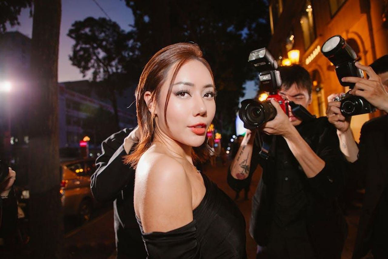 Il_commento_rivelatore_di_Maura_tABMhPKlYa - Confidenze24 Source: Thể Phạm - pexels - A glamorous woman in black poses confidently for photographers at a night event.