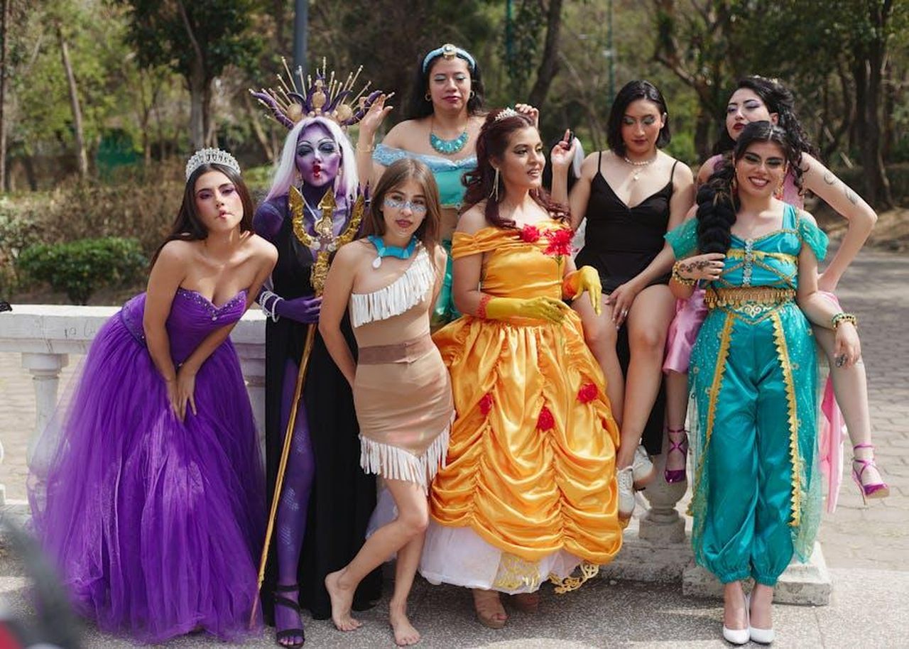 Il_compleanno_di_Kaavia_e_il_suo_amore_per_le_principesse_nqQu9XAKx2 - Confidenze24 Source: Evoking Ephemerality - pexels - Nine women in colorful Disney-inspired costumes posing playfully outside.