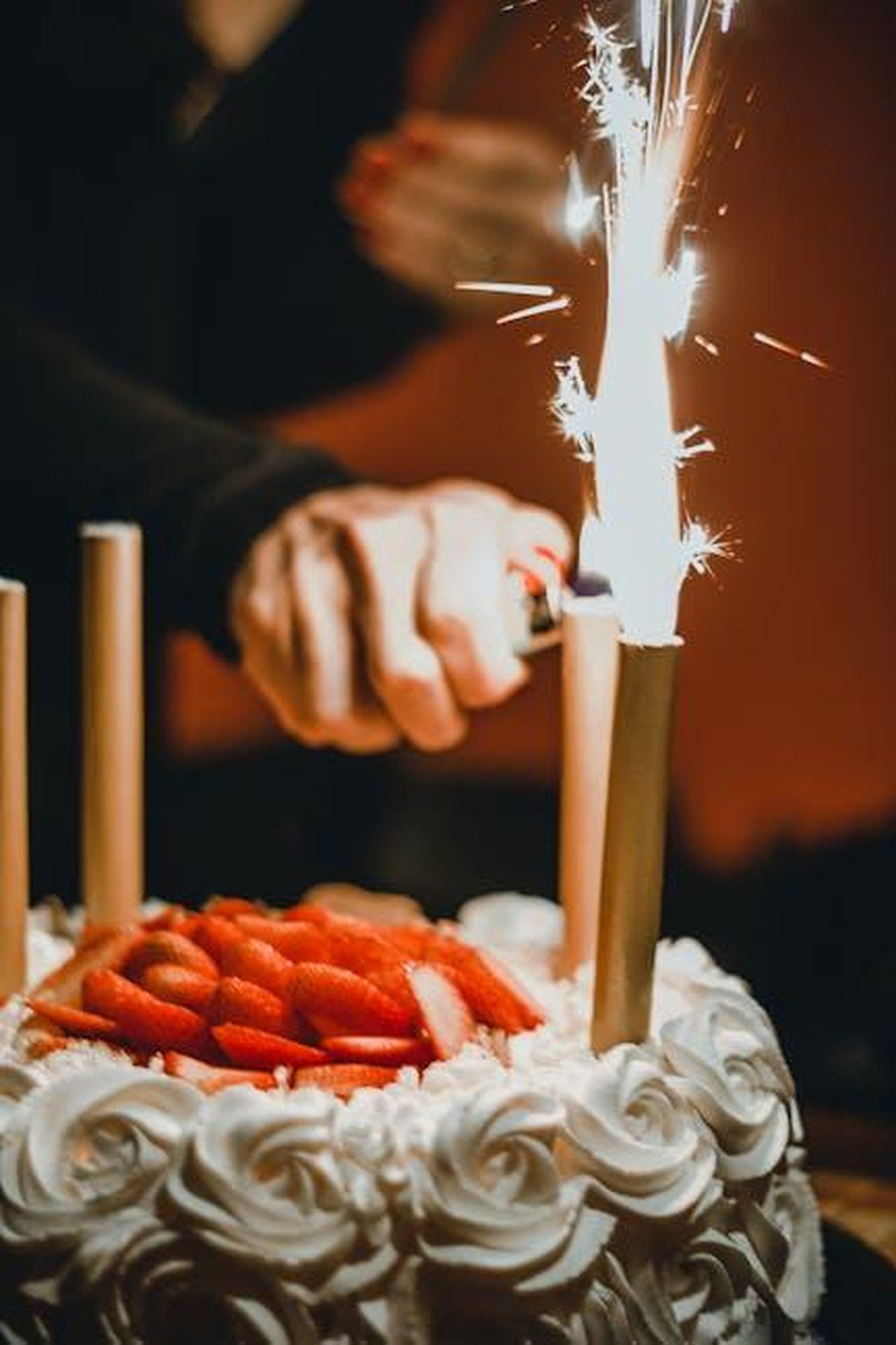 Il_compleanno_di_Leo_e_le_sue_trecce_U8O5S20ryl - Confidenze24 Source: Marina Utrabo - pexels - A captivating image of a birthday cake adorned with lit sparklers and fresh strawberries.