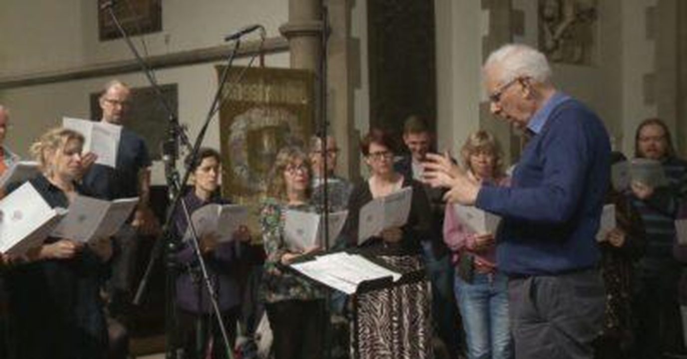 Il_compositore__apparso_nel_soap_nel_2002_ZSSnTxOc8T - Confidenze24 Source: Divineartrecords - YouTube - Robin White che dirige il suo coro, The Alban Voices