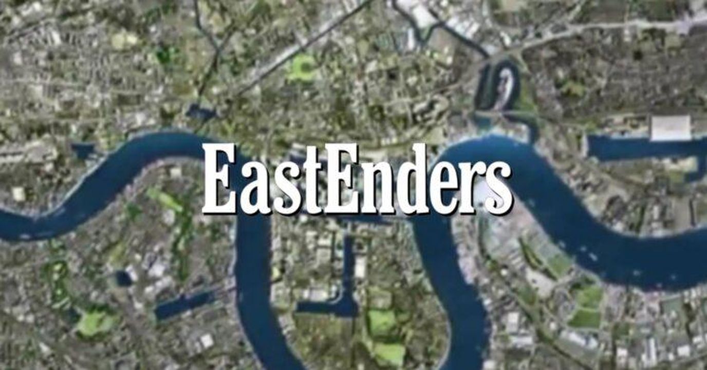 Il_compositore__apparso_nel_soap_nel_2002_jfplccVrlP - Confidenze24 Il compositore è apparso nel soap nel 2002 Logo di EastEnders e sfondo di Walford