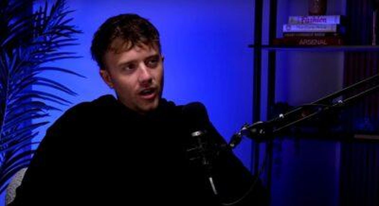 Il_conduttore_Roman_Kemp_parla_di_pensionamento_3YbuPAKgZe - Confidenze24 Source: FFS! My Dad is Martin Kemp / YouTube - - Roman Kemp durante un podcast