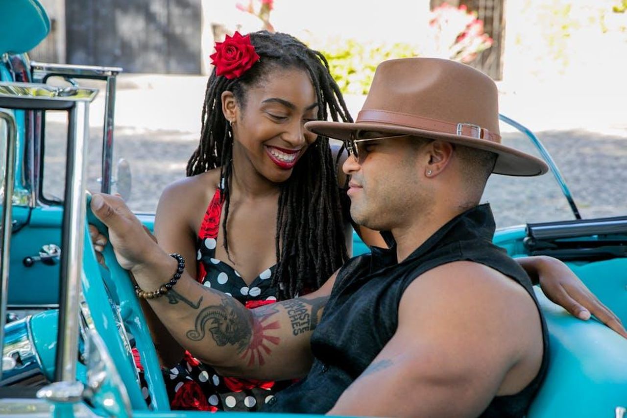 Il_conflitto_iniziale_tra_Lucy_e_Daisy_Duck_3ddVeWaBzQ - Confidenze24 Source: RDNE Stock project - pexels - Happy couple sitting in convertible, enjoying a sunny day together.