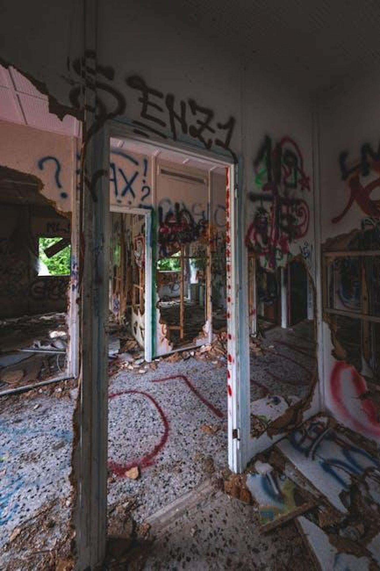 Il_conflitto_tra_Kendrick_Lamar_e_Drake_continua_a_far_parlare_JSV1aT9ZO4 - Confidenze24 Source: Francesco Ungaro - pexels - An abandoned building with walls covered in vibrant graffiti art and visible decay.