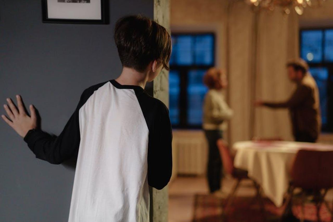 Il_conflitto_tra_Kim_e_Kanye_scambi_di_messaggi_e_minacce_EraZDZg4HD - Confidenze24 Source: cottonbro studio - pexels - A child watches parents arguing from a doorway in a cozy home setting.