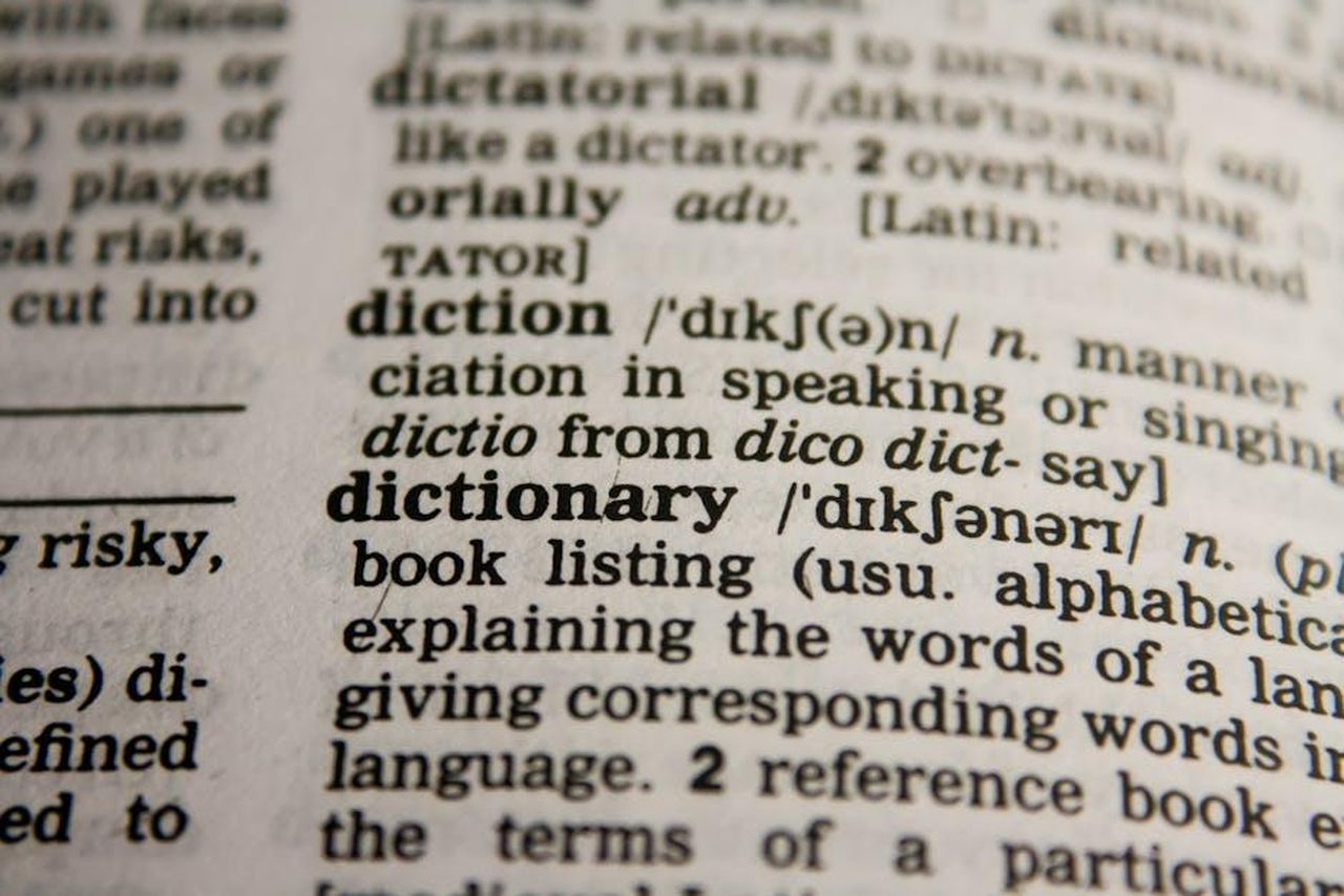 Il_confronto_con_il_padre_di_William_la8u7lr1hW - Confidenze24 Source: Pixabay - pexels - Detailed close-up view of a dictionary page highlighting the word 'dictionary' and its definition.