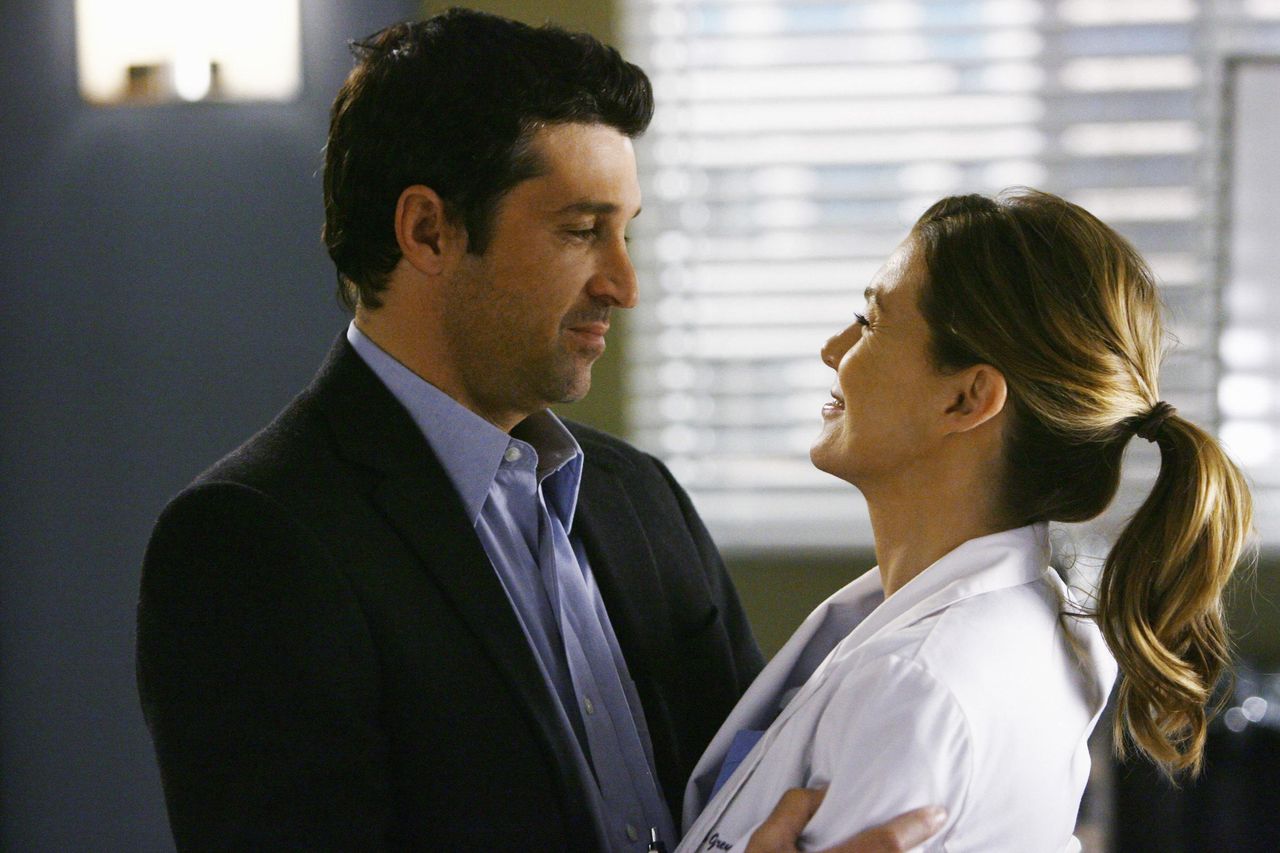 Il_confronto_tra_Ellen_Pompeo_e_Patrick_Dempsey_LlZtoyW3qW - Confidenze24 Source: Scott Garfield / © ABC / Courtesy: Everett Collection - Everett Collection - Patrick Dempsey & Ellen Pompeo in Grey’s Anatomy.
