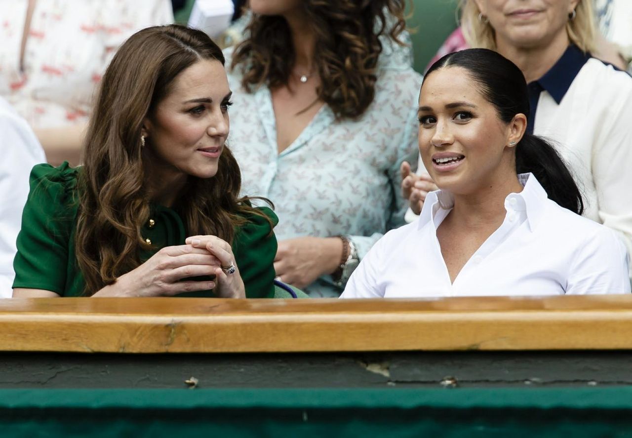 Il_confronto_tra_Kate_e_Meghan_chi__pi_popolare_AhMa48cOHm - Confidenze24 Source: MediaPunch / BACKGRID - Backgrid - Kate Middleton e Meghan Markle a Wimbledon