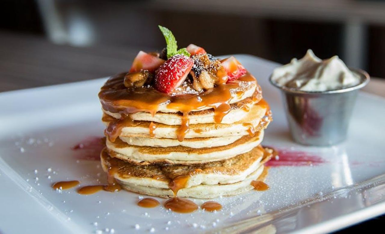 Il_confronto_tra_le_due_ricette_di_uova_al_pesto_kMWFh10DgO - Confidenze24 Source: Ash Craig - pexels - Mouthwatering pancakes with strawberries, nuts, and syrup on a plate.