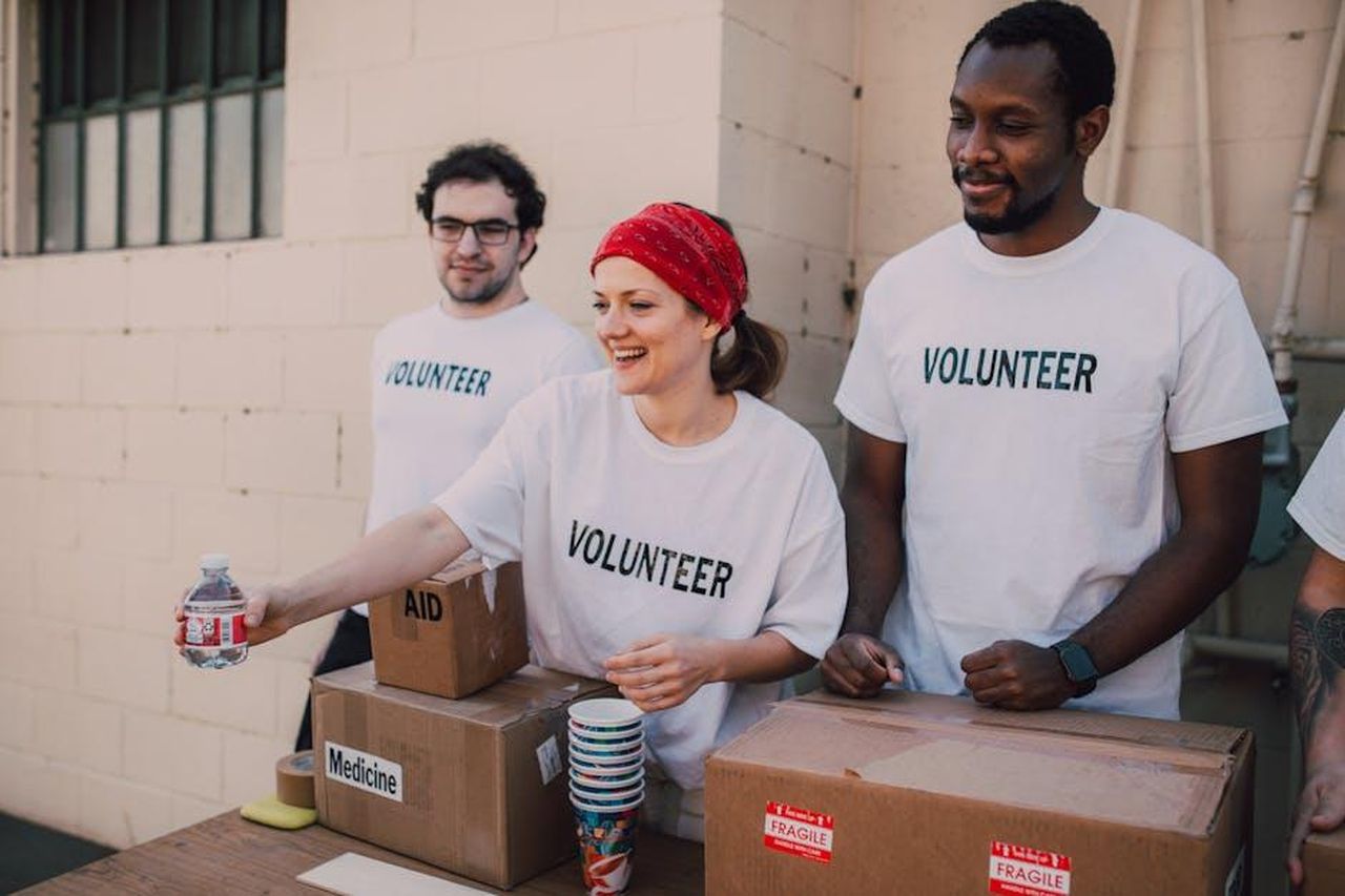 Il_confronto_tra_le_due_spose_valori_e_impatto_Tvyw5hzcth - Confidenze24 Source: RDNE Stock project - pexels - Volunteers distributing aid at an outdoor donation center, promoting social impact and diversity.