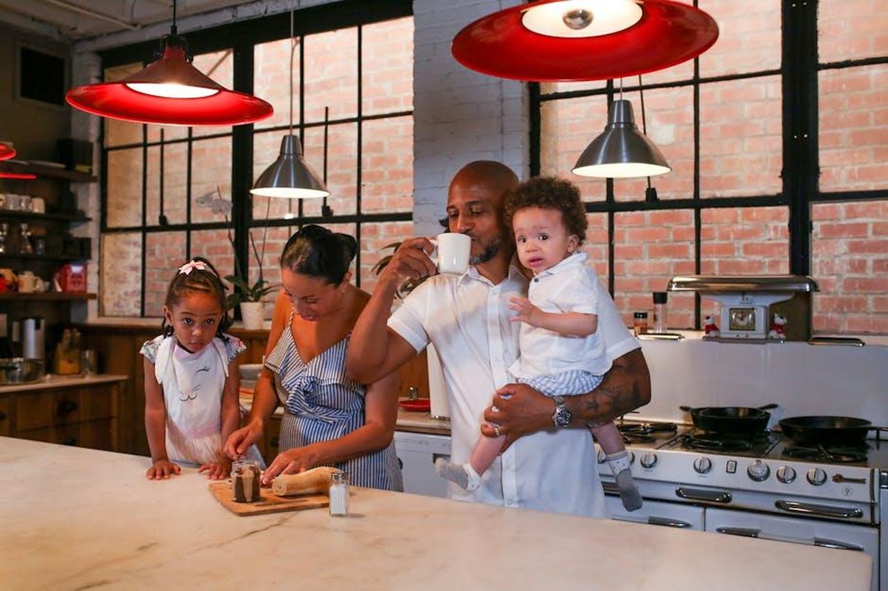 Il_consiglio_di_Jason_per_i_futuri_pap_PsRk55vJQn - Confidenze24 Source: RDNE Stock project - pexels - A family enjoying a cooking session together in a modern kitchen, capturing joy and connection.