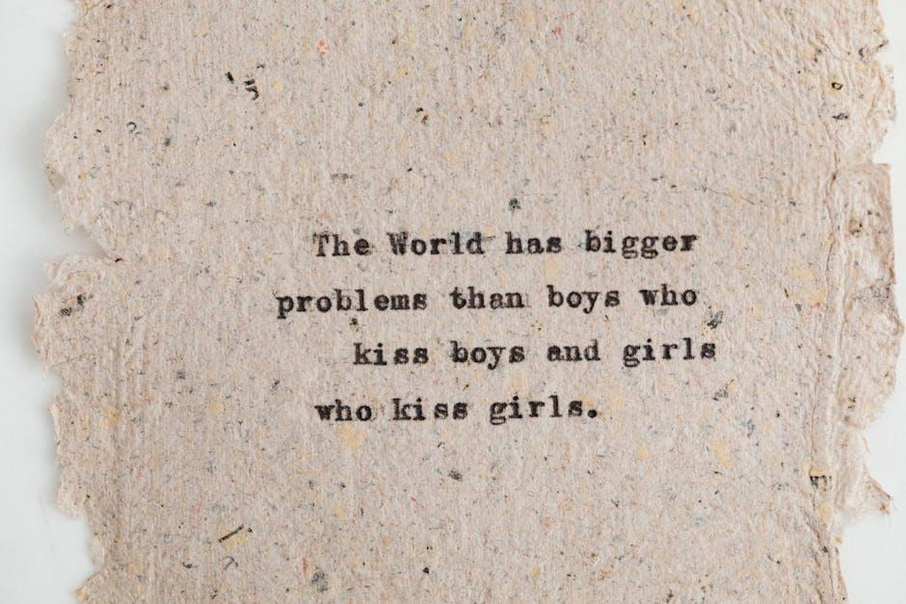 Il_contenuto_del_discorso_di_Adrien_Brody_hMVUmHGA02 - Confidenze24 Source: Photo By: Kaboompics.com - pexels - A textured handmade paper with a typed inspirational LGBTQ+ supportive quote.