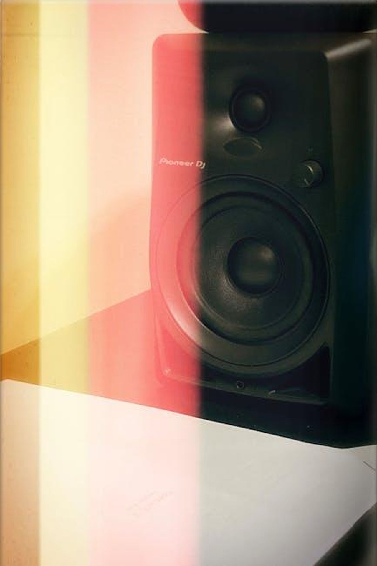 Il_controverso_audio_trapelato_01B8AYwnVJ - Confidenze24 Source: Jackson Bush - pexels - Close-up of a Pioneer DJ speaker on a table with a retro light leak effect, creating a vintage vibe.