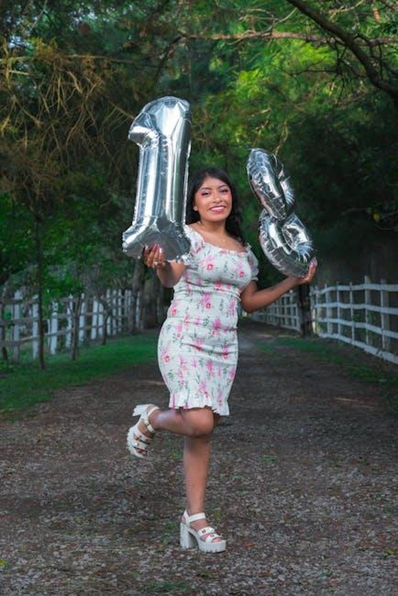 Il_cursed_di_Strictly_ca3Jlow0XR - Confidenze24 Source: eduardo199o9 - pexels - Happy young woman holding 18 balloons in the park, celebrating with joy.