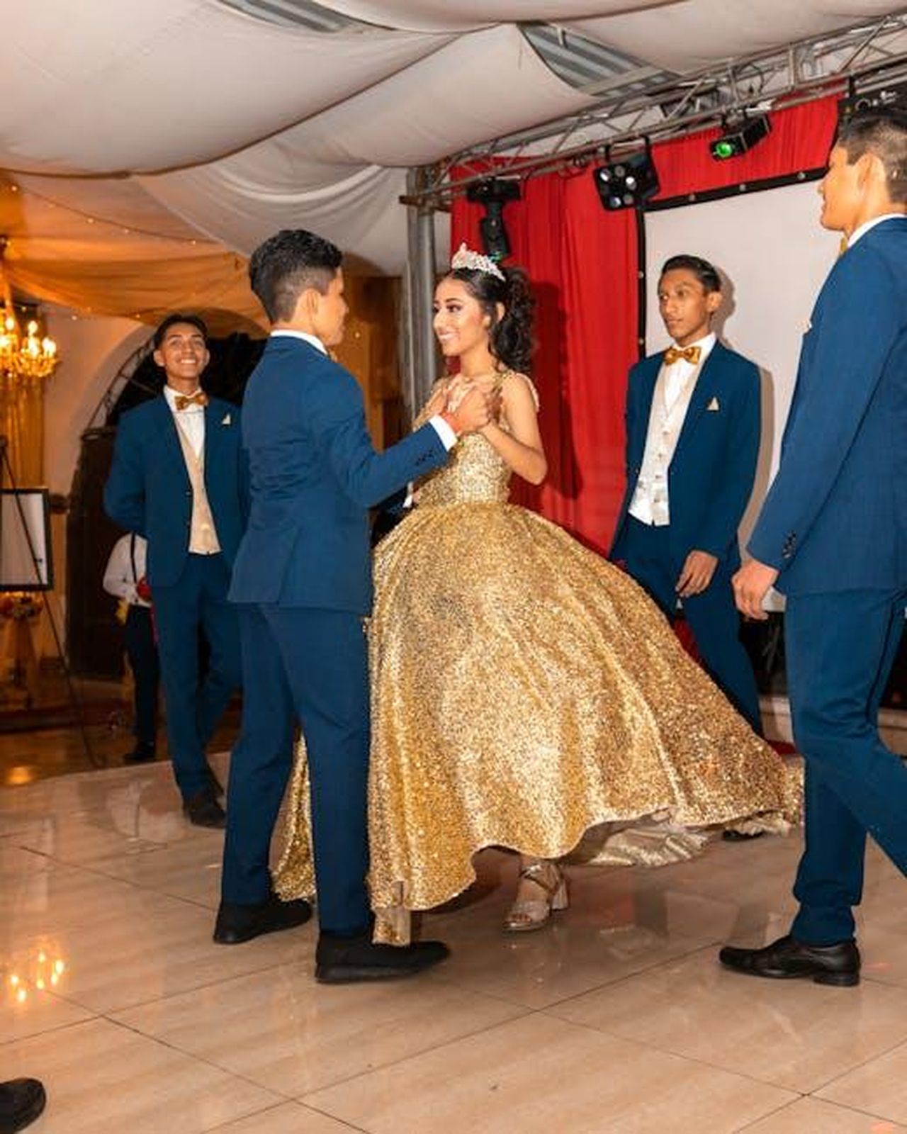 Il_cursed_di_Strictly_eYZ13QbPLf - Confidenze24 Source: Eduardo Barrientos - pexels - A quinceañera celebration with elegant dance and glamorous attire in Mérida, Mexico.