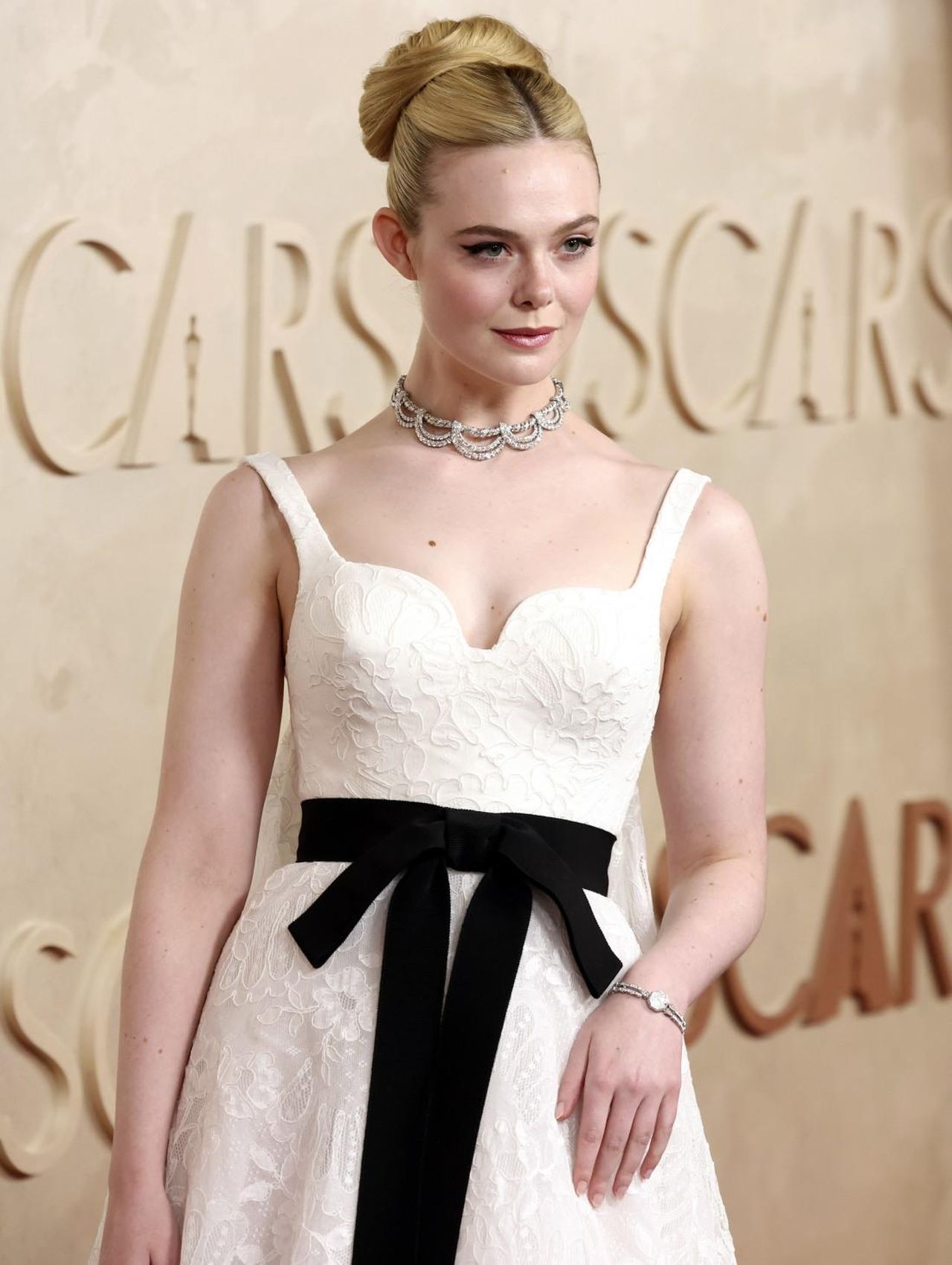 Il_debutto_di_Elle_Fanning_agli_Oscar_con_Givenchy_rmKaGWHjQN - Confidenze24 Il debutto di Elle Fanning agli Oscar con Givenchy Elle Fanning in Givenchy