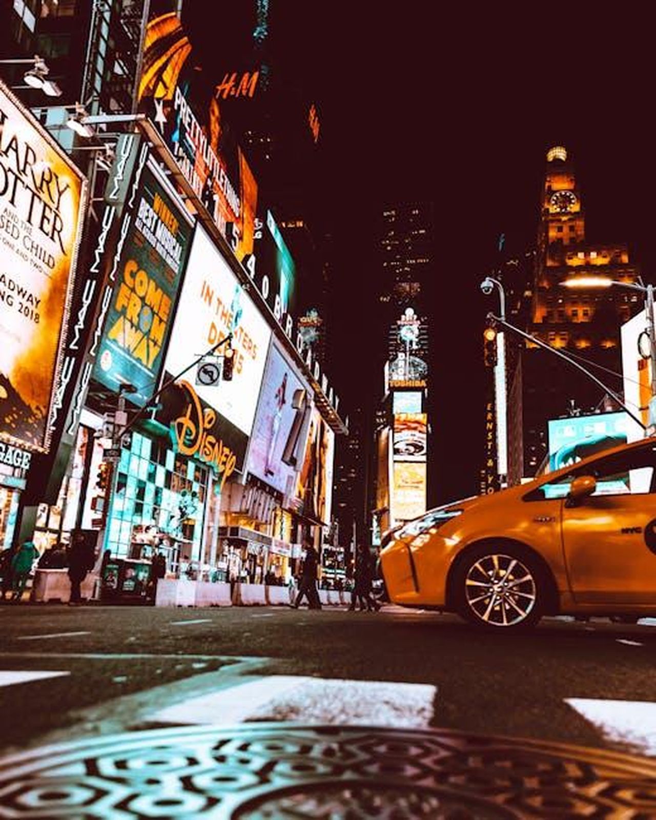 Il_debutto_di_George_Clooney_a_Broadway_Good_Night_and_Good_Luck_Xv0Irbcch9 - Confidenze24 Source: Dimitris.s12 - pexels - A night view of Times Square, New York, illuminated with bright neon signs and bustling with activity.