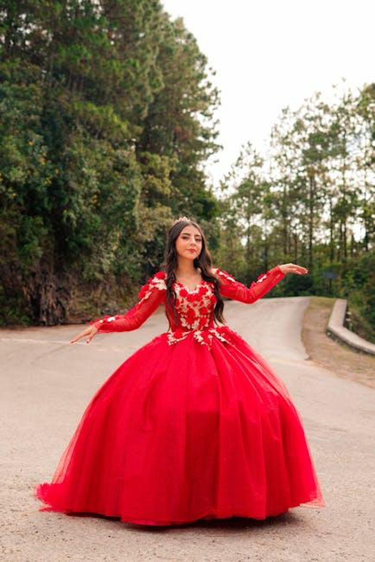 Il_debutto_di_Henry_Hager_al_Today_Show_gcYCEKgMqe - Confidenze24 Source: eduardo199o9 - pexels - Young woman in vibrant red quinceañera dress posing on a forest road.