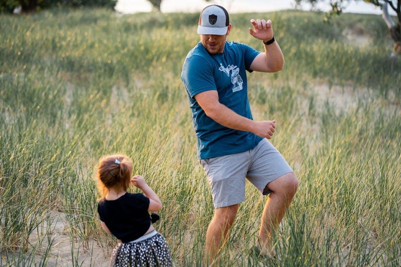 Il_defunto_marito_di_Prue_era_severo_nelleducazione_di_LiDa_e_Danny_GMZQiKF7C6 - Confidenze24 Source: Josh Willink - pexels - A father dances playfully with his daughter in a sunny field, capturing joy and bonding.
