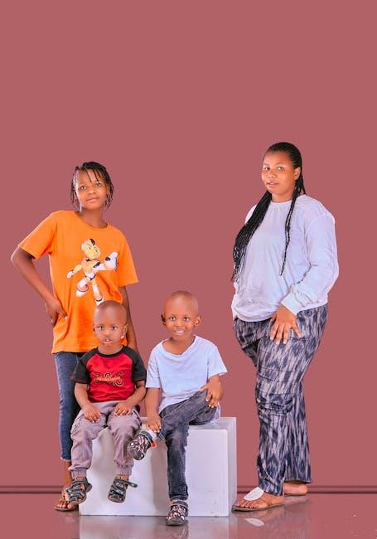 Il_denaro_sembra_facile_per_loro_ora_oxLMkoAgVX - Confidenze24 Source: Mika Photogenius - pexels - A family of four poses together against a solid backdrop.
