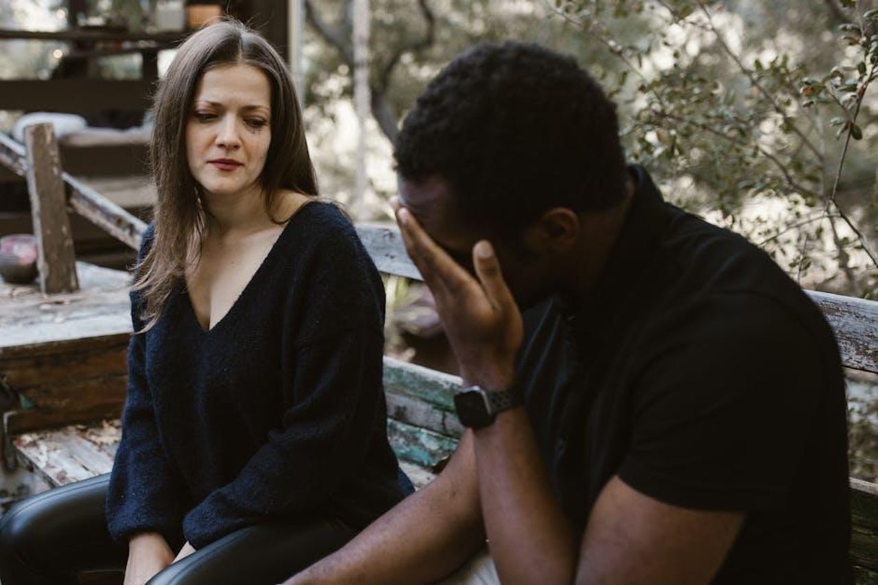 Il_desiderio_di_Jackman_di_mantenere_unamicizia_con_Furness_Syx7ARAtJv - Confidenze24 Source: RDNE Stock project - pexels - A couple experiencing emotional tension during a conversation outside on a bench.
