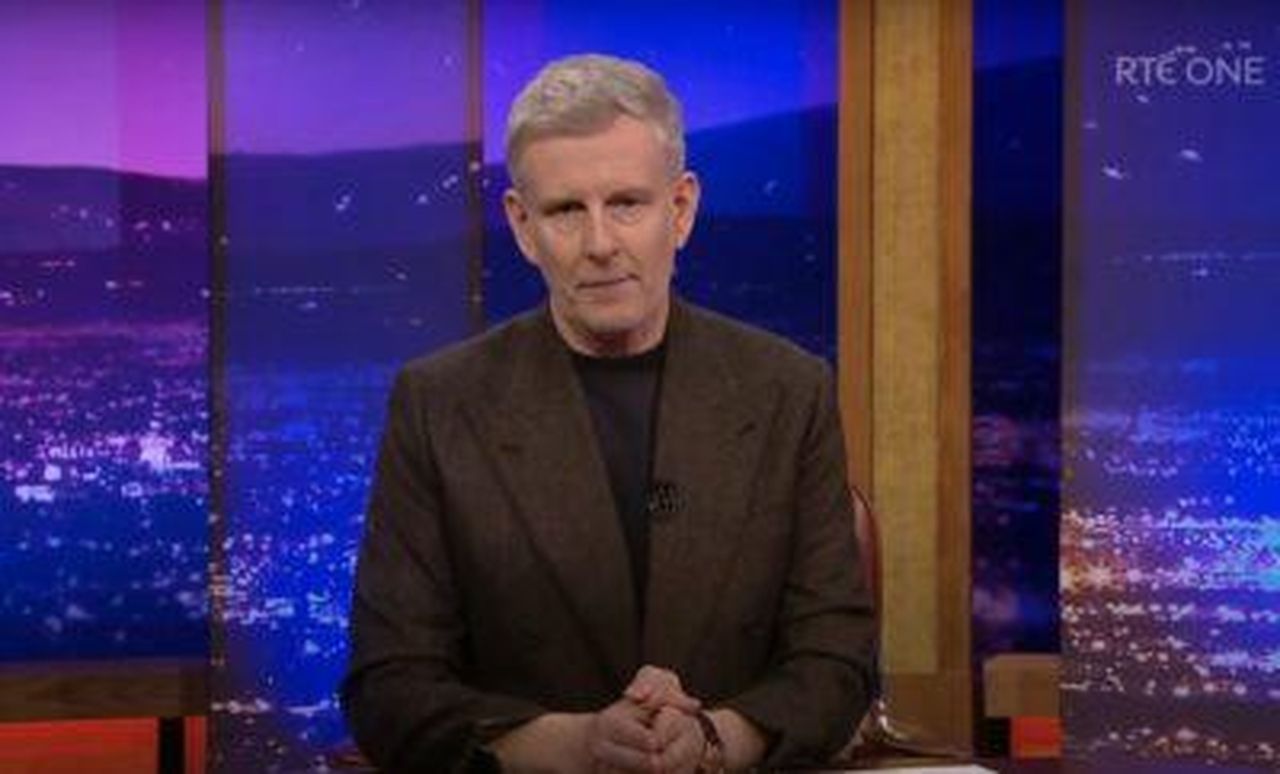 Il_difficile_equilibrio_di_Patrick_Kielty_con_Cat_Deeley_ptDxL3wKIs - Confidenze24 Source: The Late Late Show/YouTube - - Patrick Kielty su The Late Late Show