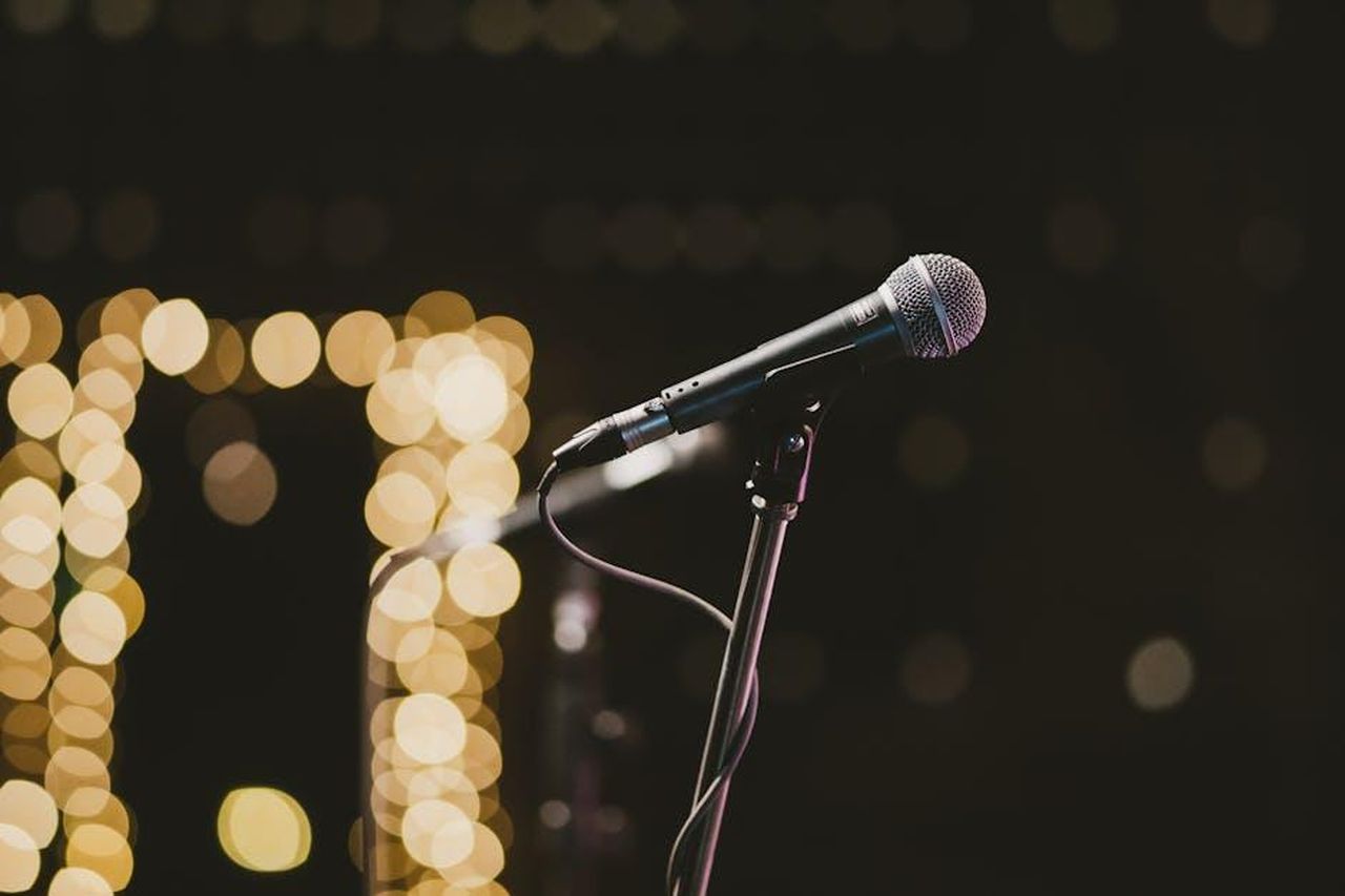 Il_discorso_di_Christina_Ricci_qwrmmEglPc - Confidenze24 Source: Dome Dussadeechettakul - pexels - Microphone on stand with bokeh lights in the background, perfect for music themes.
