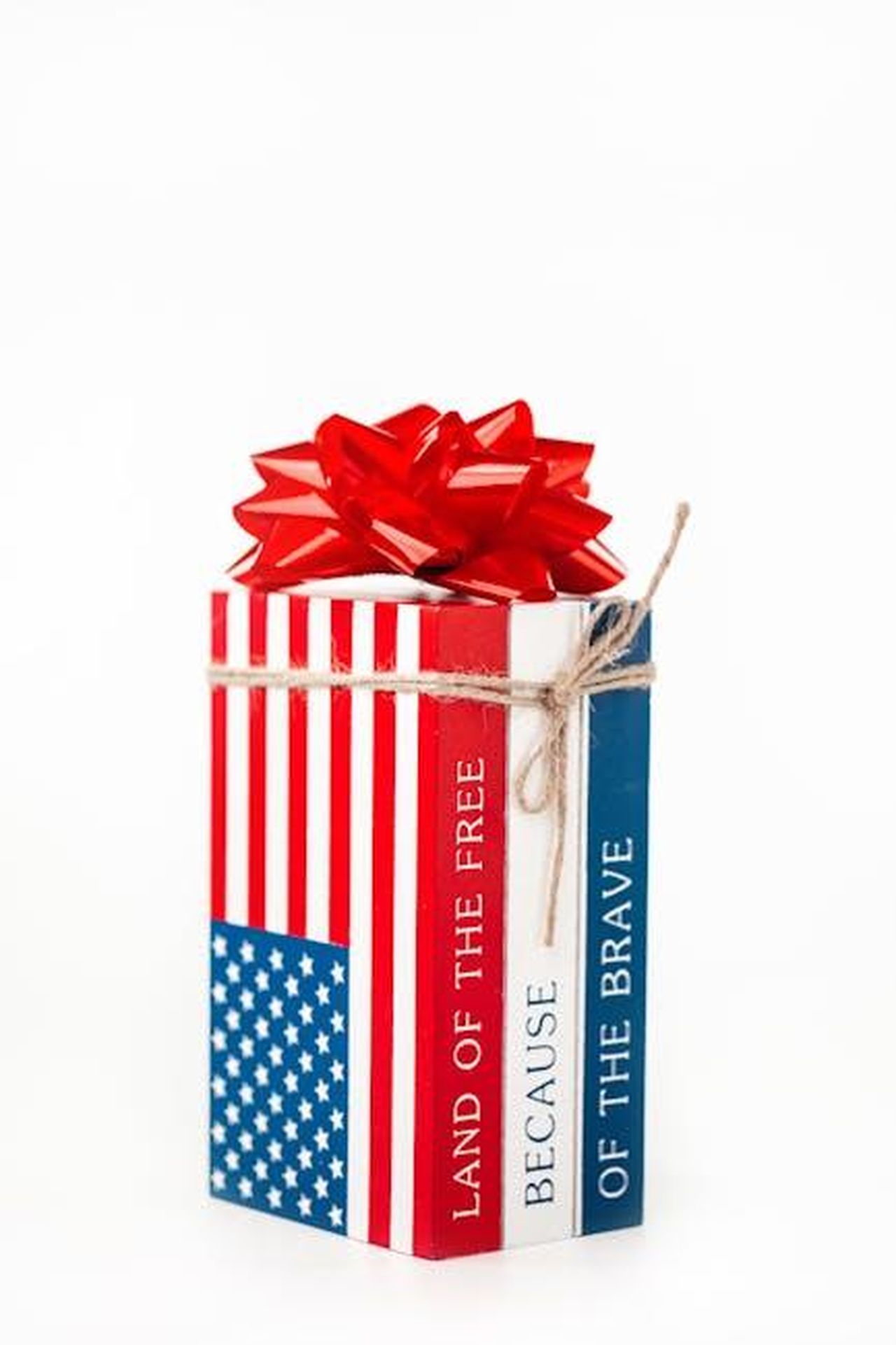 Il_dolce_messaggio_di_compleanno_di_Hilary_Duff_per_Luca_gRa7fqG7bG - Confidenze24 Source: RDNE Stock project - pexels - Red, white, and blue gift box with American flag design, perfect for patriotic celebrations.