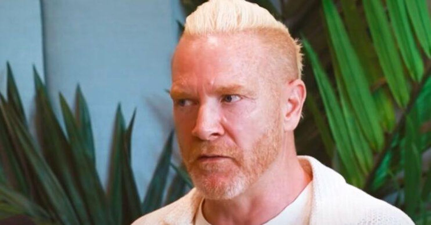 Il_figlio_di_Iwan_Thomas_in_ospedale_BYg1srYOYr - Confidenze24 Il figlio di Iwan Thomas in ospedale Iwan Thomas indossa una camicia bianca