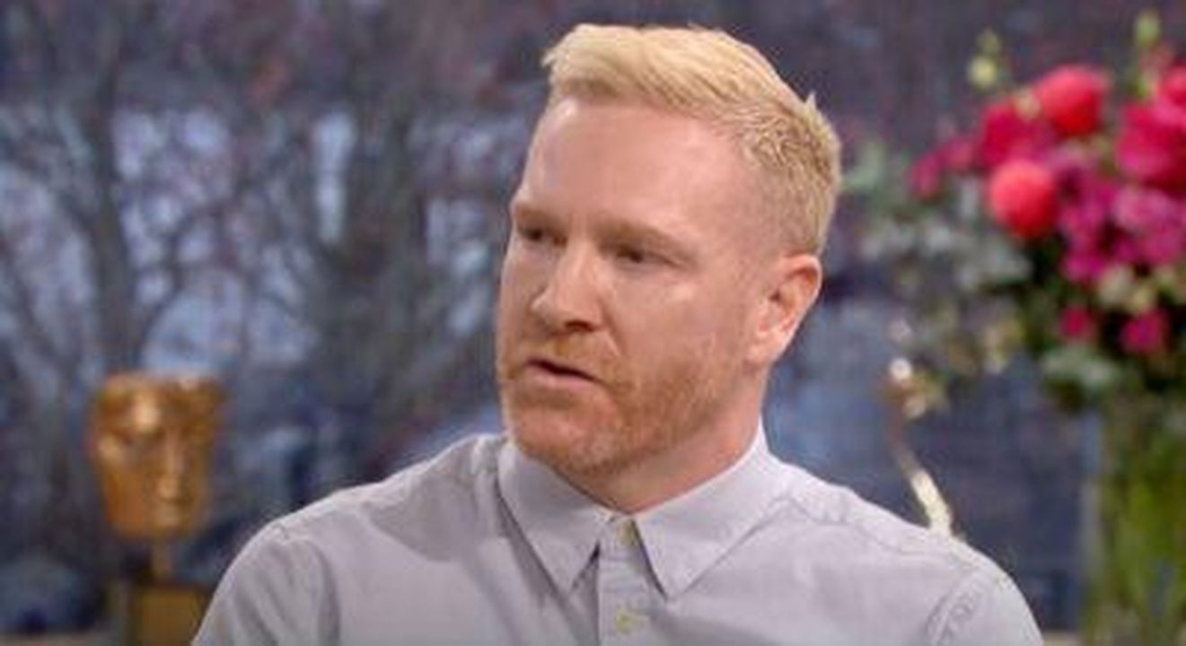 Il_figlio_di_Iwan_Thomas_in_ospedale_PiSmf6L3r6 - Confidenze24 Source: This Morning/ITV - - Iwan Thomas indossa una camicia azzurra