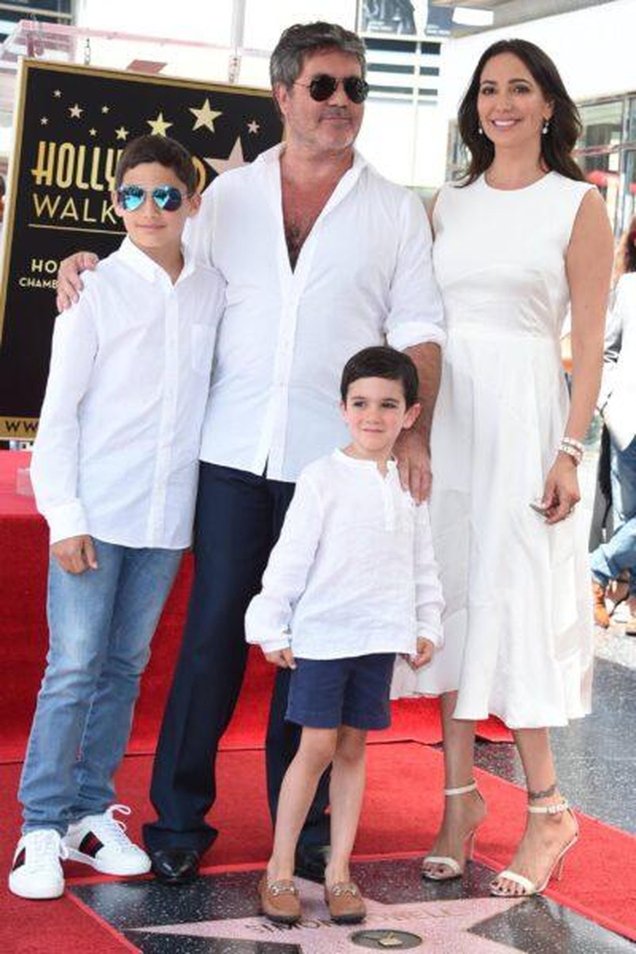 Il_figlio_di_Simon_Cowell_ha_un_fratellastro_ffXIYknK4C - Confidenze24 Il figlio di Simon Cowell ha un fratellastro Simon Cowell con i suoi figli