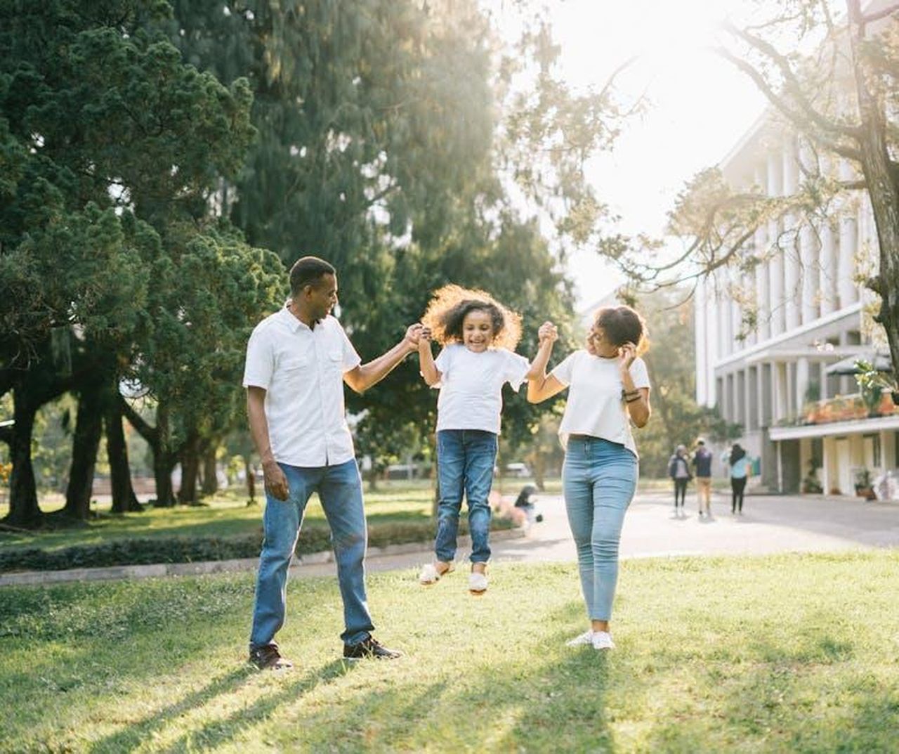 Il_figlio_raramente_visto_Harvey__apparso_con_la_famiglia_su_Celebrity_Gogglebox_kCcPVmjqXx - Confidenze24 Source: Agung Pandit Wiguna - pexels - Joyful family enjoying a playful day at the park, embracing love and togetherness under the summer sun.