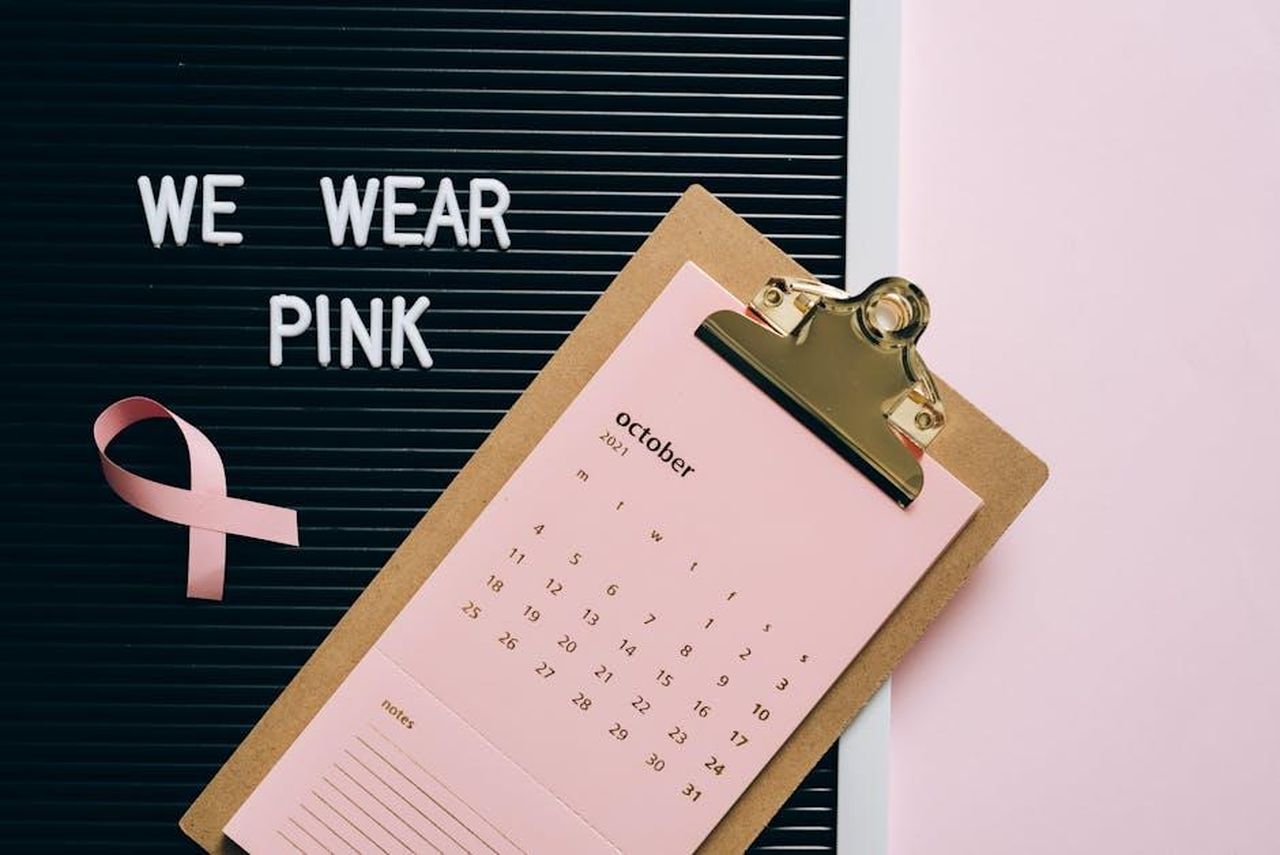 Il_fundraising_di_Harry_per_Sentebale_msm5ju1Ir2 - Confidenze24 Source: Leeloo The First - pexels - Pink October calendar with ribbon for breast cancer awareness advocacy.