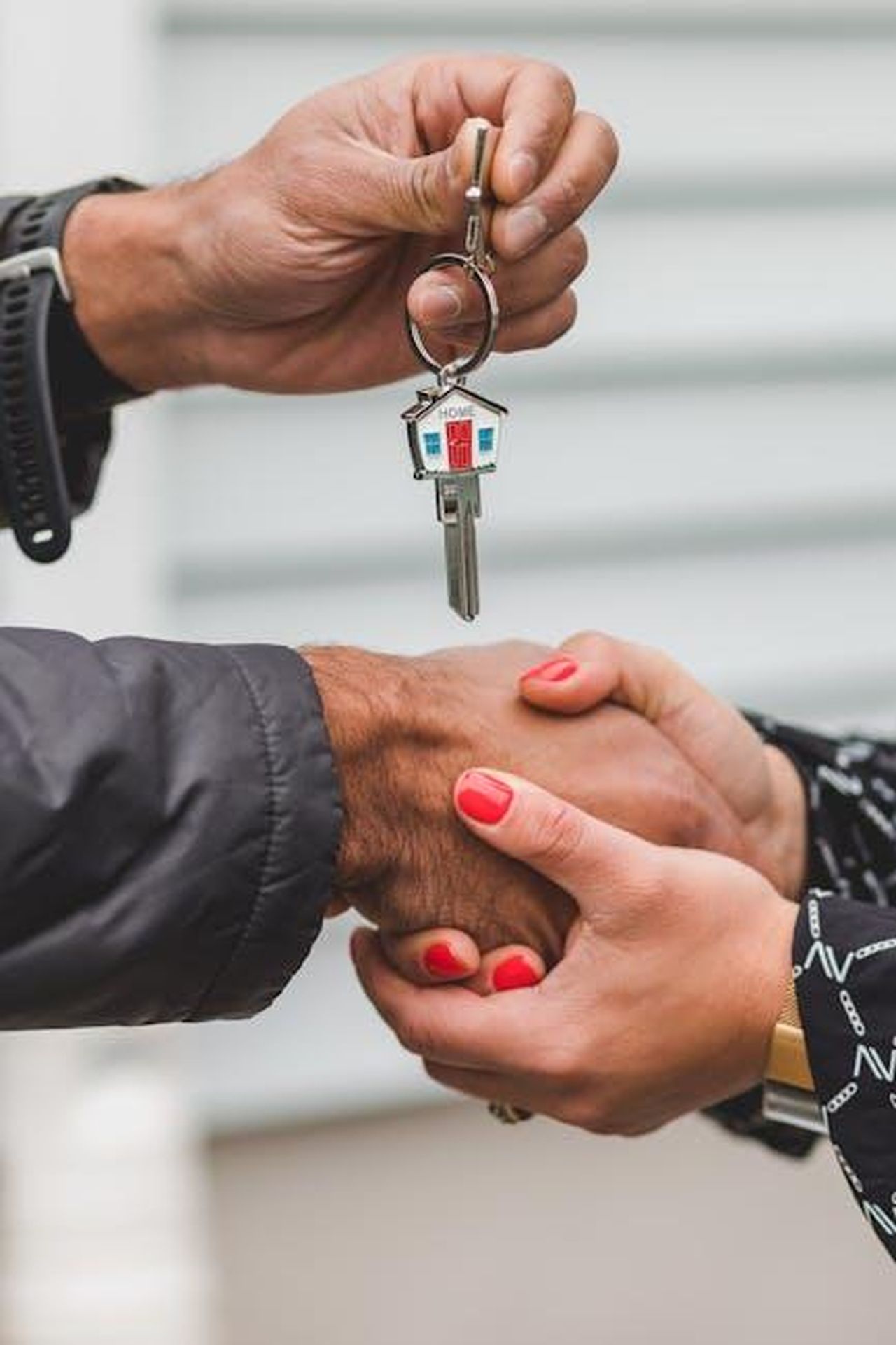 Il_futuro_della_relazione_di_Sydney_Sweeney_89gBayT5aG - Confidenze24 Source: RDNE Stock project - pexels - Close-up of a handshake with a house key, symbolizing real estate transactions.